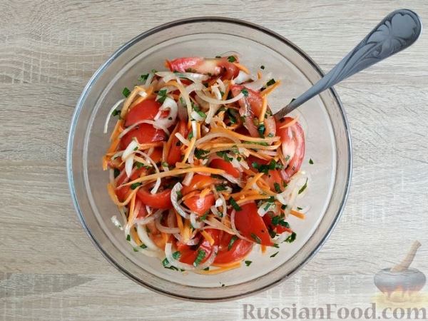 Пикантный салат из помидоров, моркови и лука
