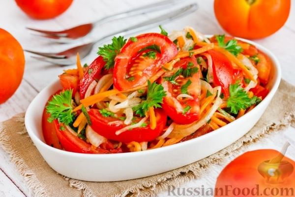 Пикантный салат из помидоров, моркови и лука