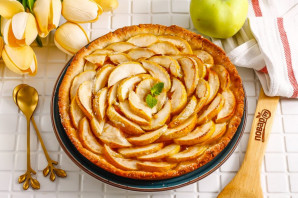 Песочный пирог с вареньем и яблоками